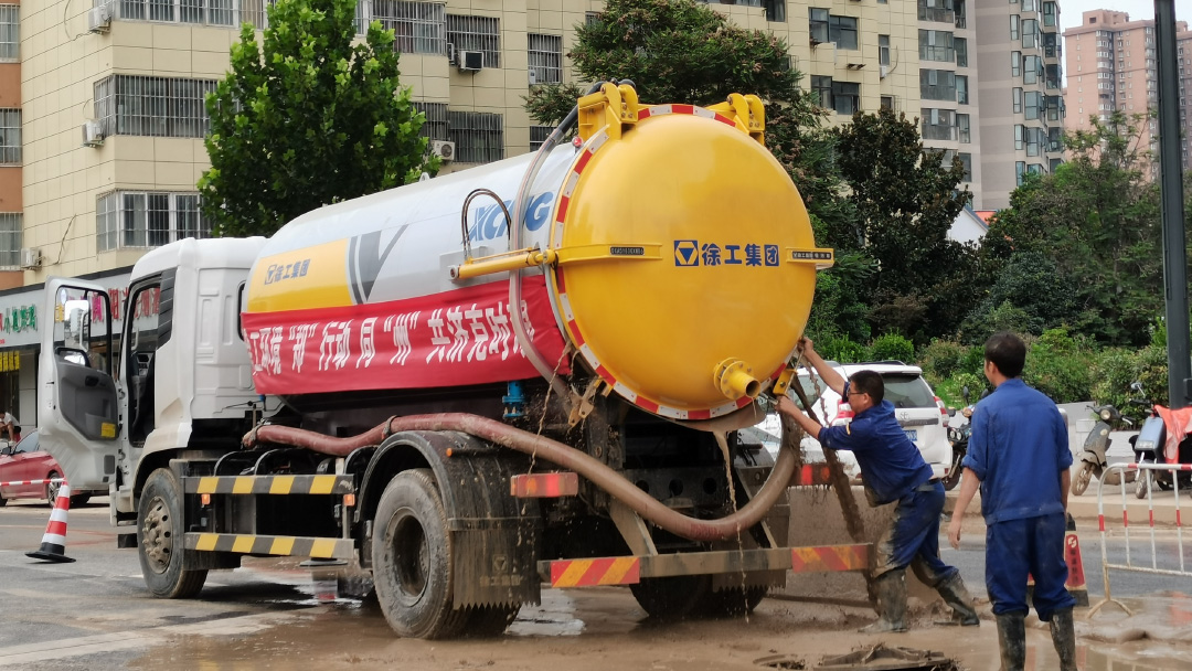 乐鱼体育吸污车驰援郑州特大暴雨