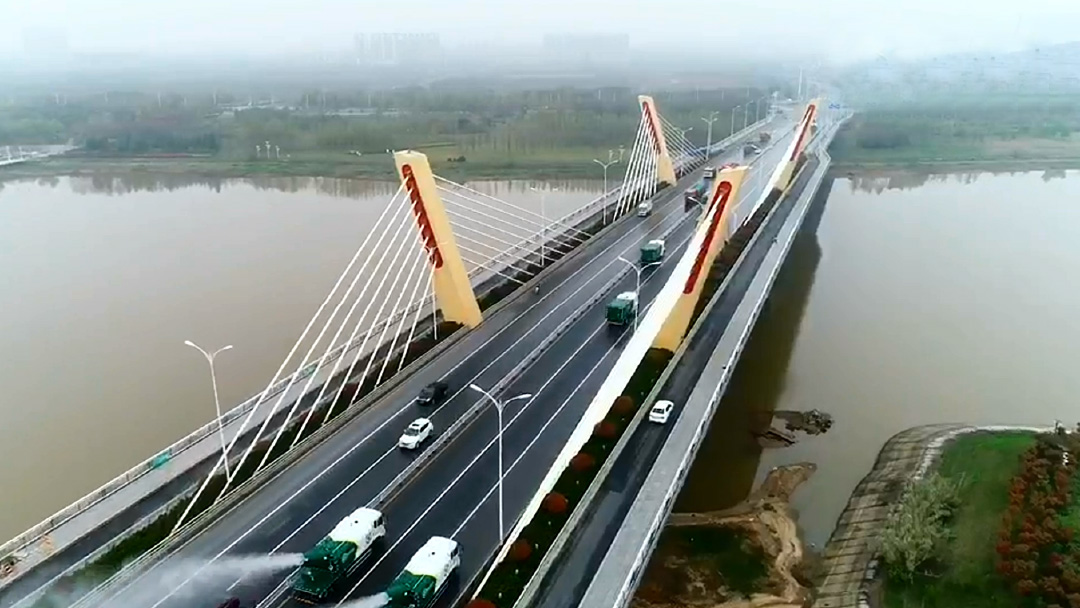 乐鱼体育环卫装备在六安赤壁路大桥作业