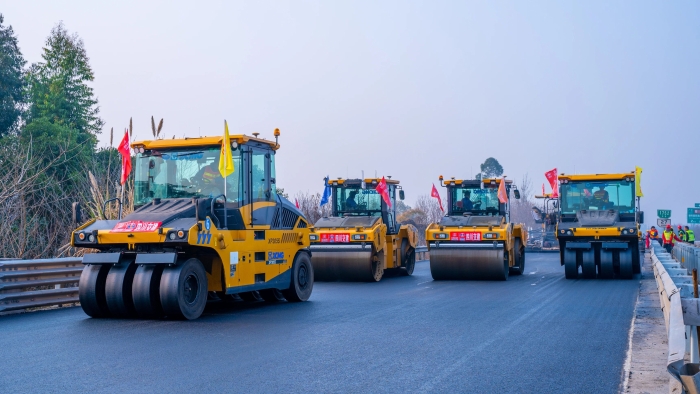 三大工程齐上阵 乐鱼体育道路机械助力大运会