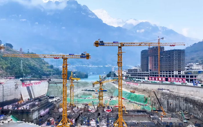 峡谷之间， 大渡河畔，乐鱼体育行走“钢铁巨人”助力水电建设