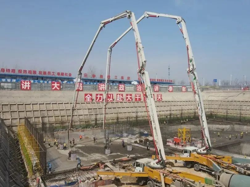 再创纪录！乐鱼体育大米数泵车助建青岛西海岸“第一高”