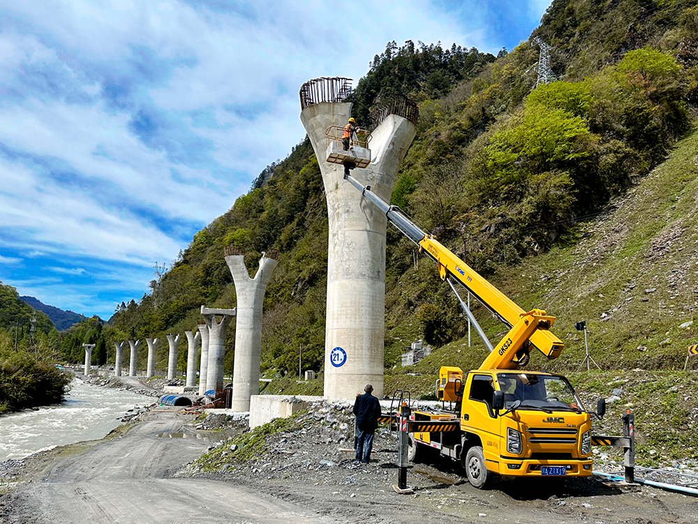 乐鱼体育高空作业车架成四山地轨道“天轨”，显中国基建实力