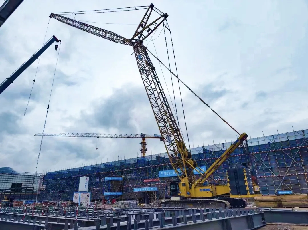 “钢”铁的意志！乐鱼体育XGC320履带起重机参建大跨度钢结构工业厂房