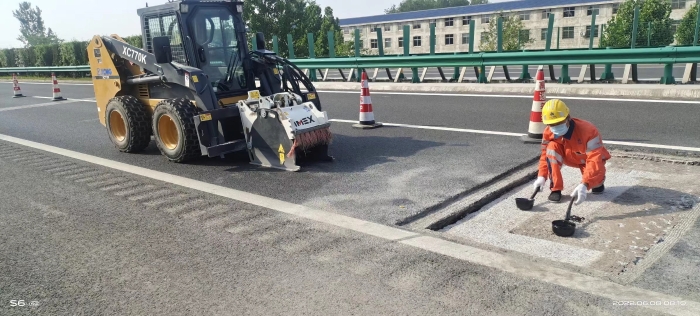 乐鱼体育滑移装载机助力高速公路修复
