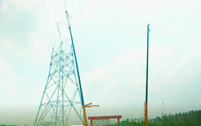 乐鱼体育XCA600L8长江边锚塔吊装