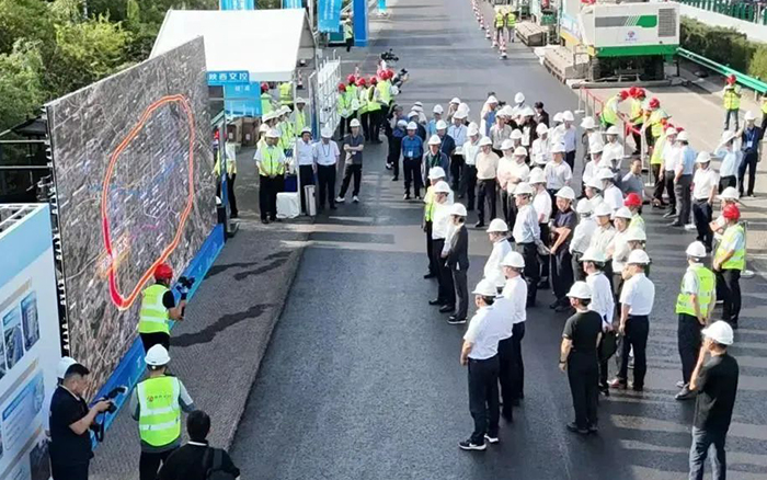 乐鱼体育数字化智能施工集群助力西安绕城高速养护工程！