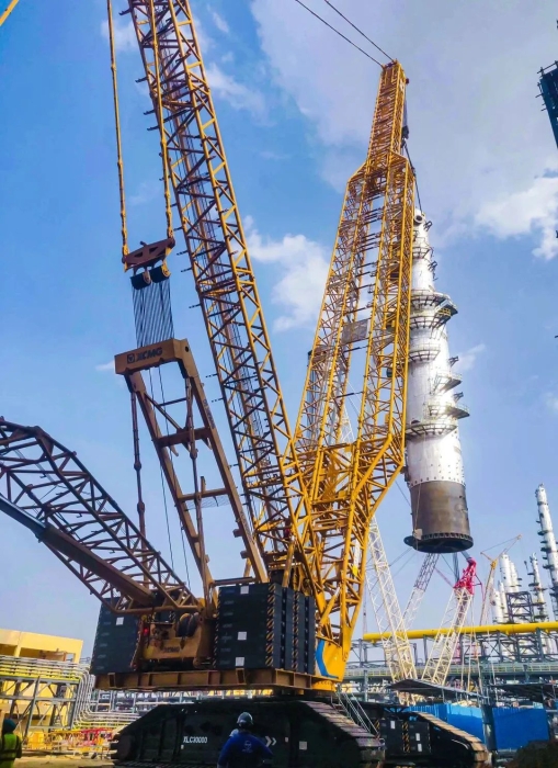 奔赴海外！乐鱼体育履带起重机跨海助建大型石油炼化项目