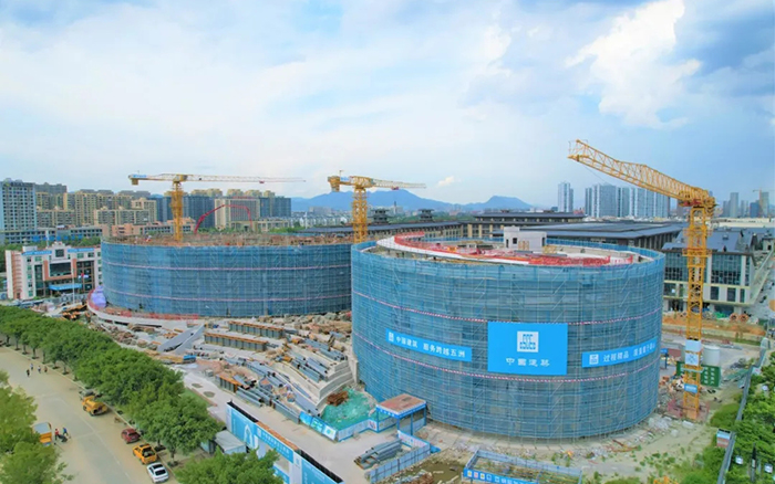 逐浪扬帆，乐鱼体育塔机吊起苍南大剧院“钢铁脊梁”