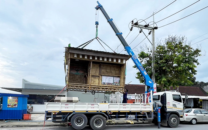 乐鱼体育SQS157TL-4随车起重机穿梭东南亚街头转运物料