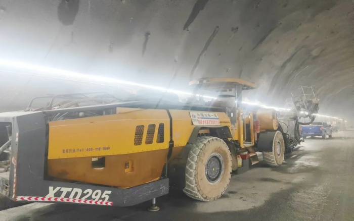 高压高海拔！乐鱼体育凿岩台车挑战高难度铁路隧道