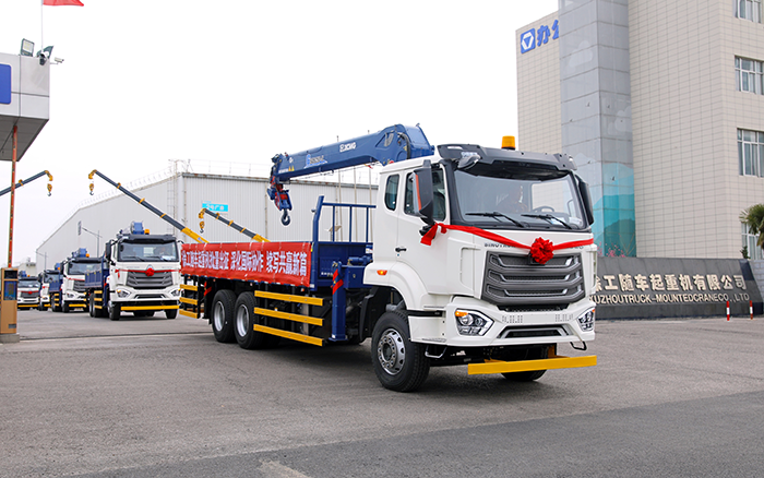 乐鱼体育SQS250随车起重机批量发车，助力 “一带一路” 沿线基建腾飞