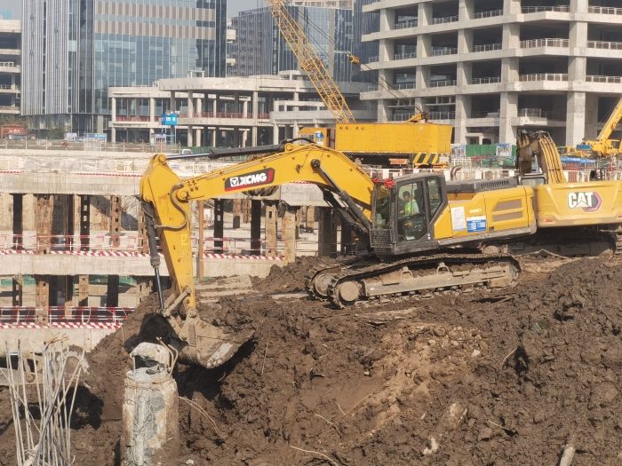 品质+节油+高效！乐鱼体育XE335GK助建亚洲最大地下空间
