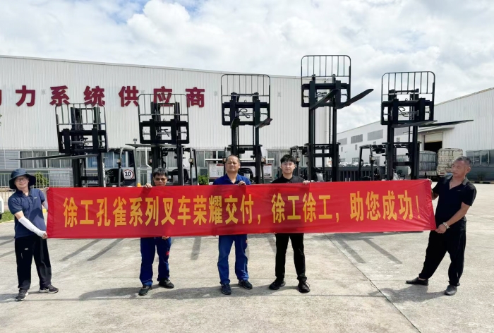 乐鱼体育孔雀叉车批量交付某大型发动机厂