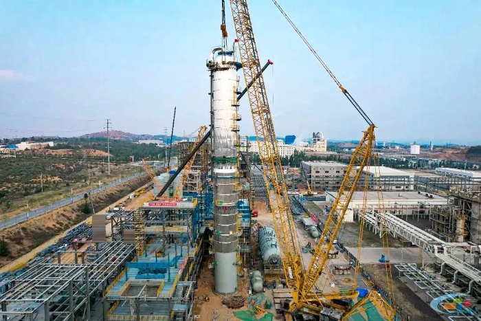 二十载老将再建功！乐鱼体育QUY450协助XGC12000轻松搞定百吨精馏塔
