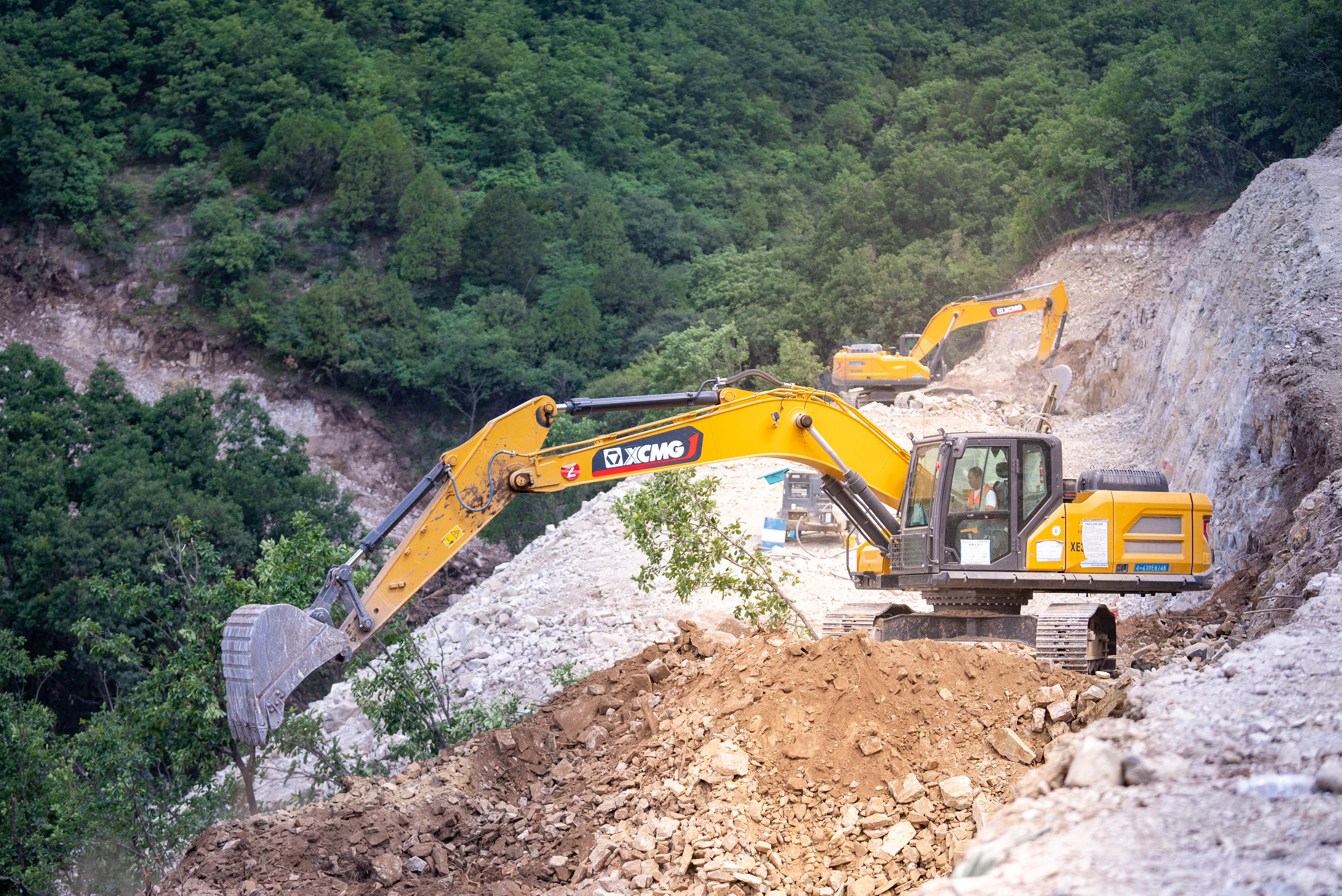 “云端”筑路！乐鱼体育挖机助力古历山“天路”全线贯通