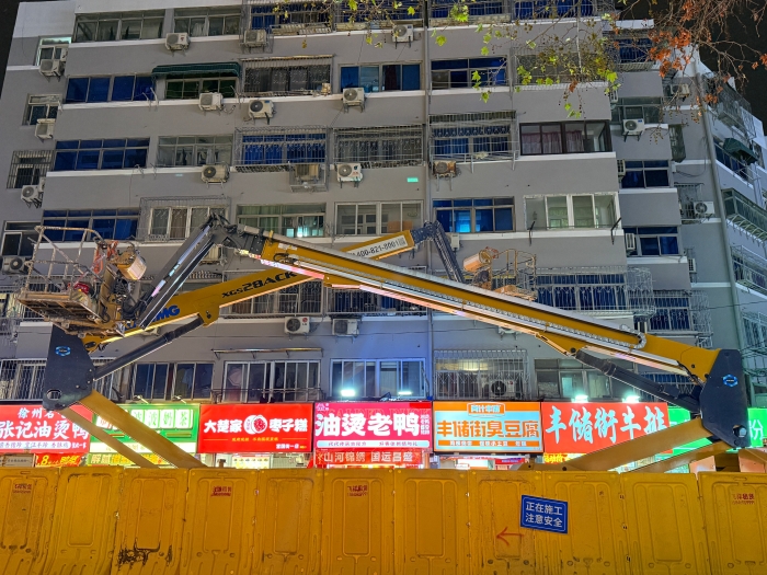 穿街过巷的“改造艺术家”！乐鱼体育电动直臂高空作业平台精准施技丰储街改造