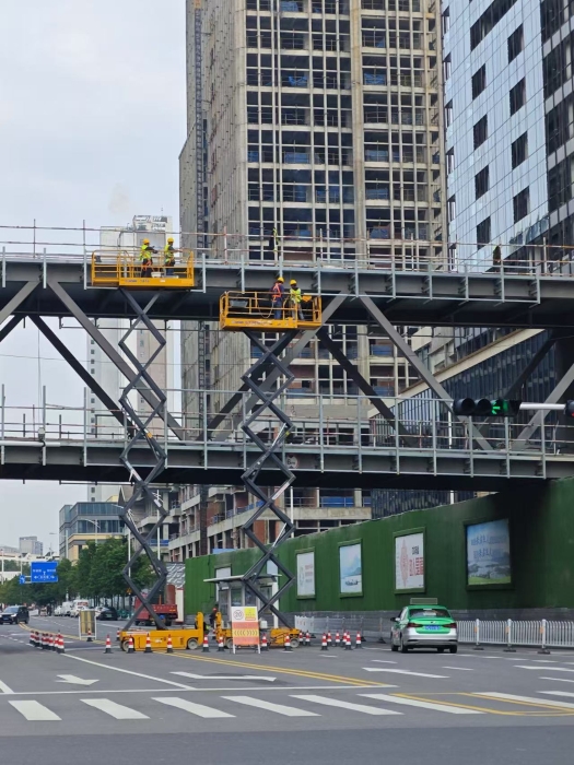 小巧身手大作为！乐鱼体育剪叉车助力市政桥梁焕新颜