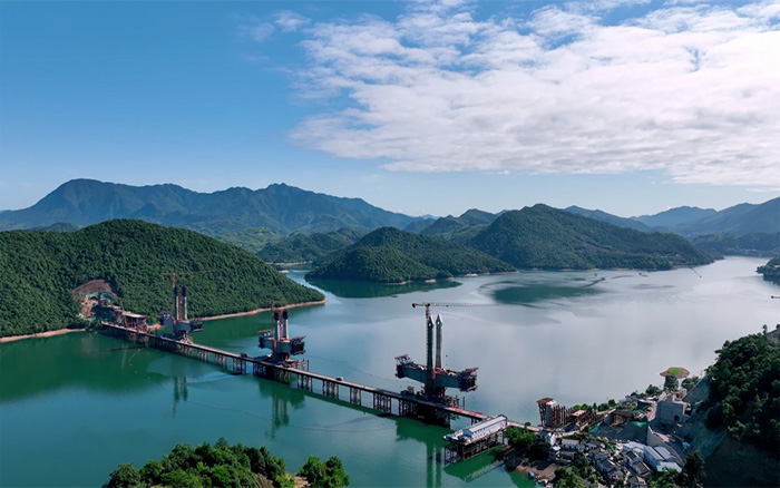 ?“白鹭”展翅 | 乐鱼体育塔机助建池黄铁路太平湖特大桥