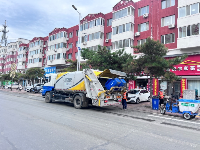 乐鱼体育18吨后装压缩式垃圾车在内蒙通辽市进行垃圾收转运作业