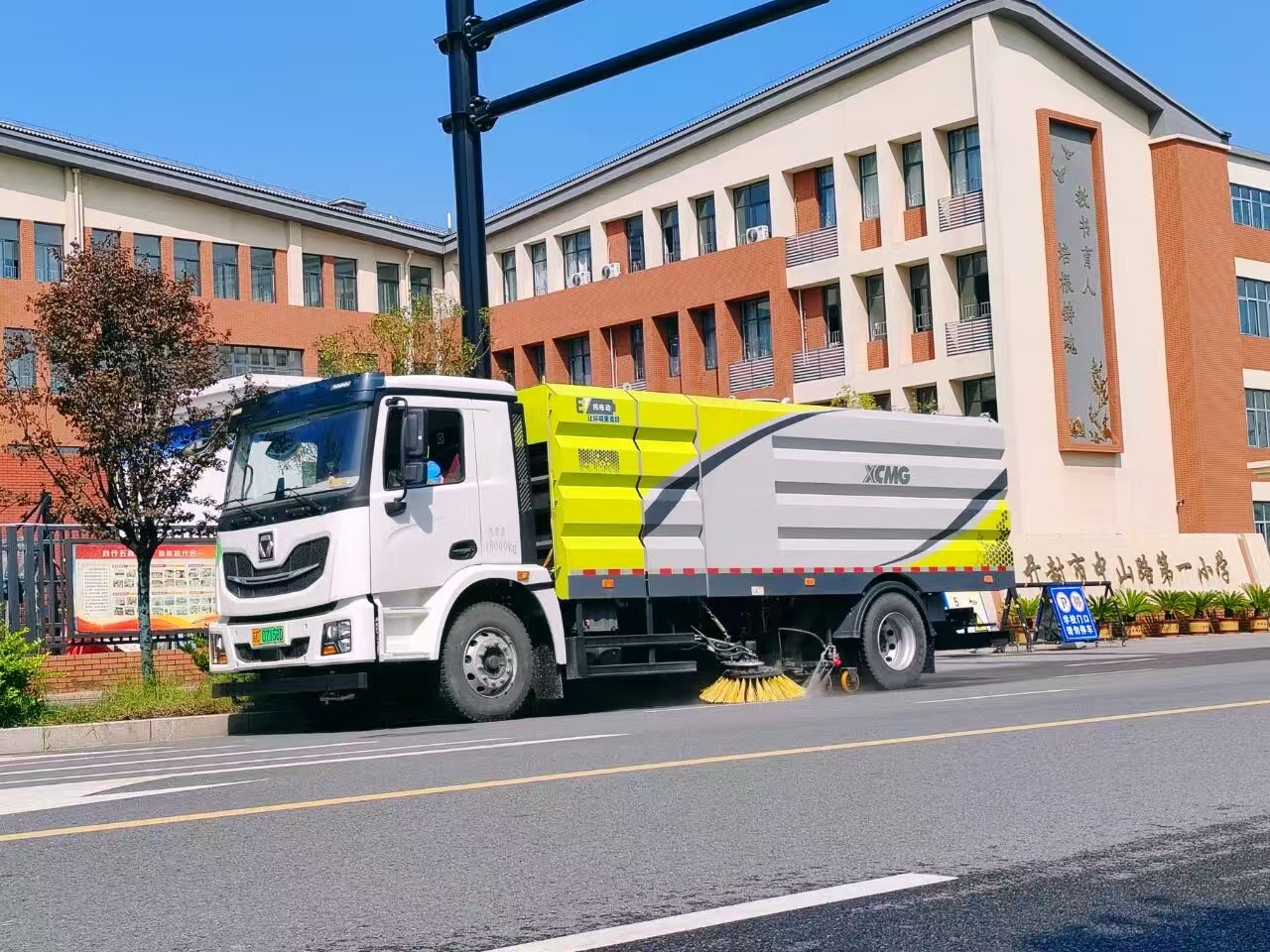 乐鱼体育洗扫车“硬核出击”，开封中山路焕新升级