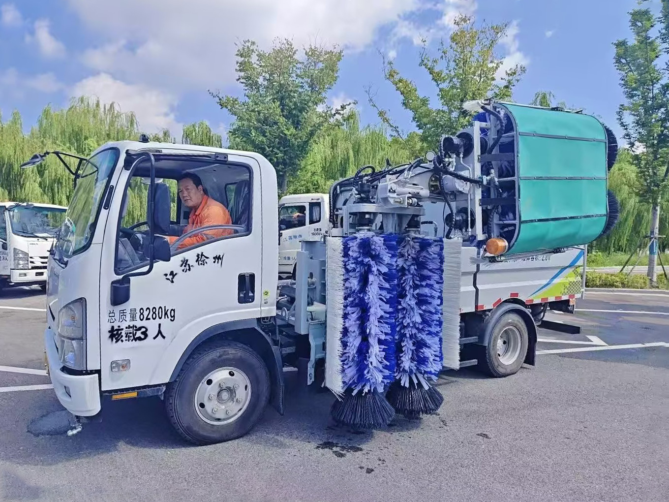 乐鱼体育护栏清洗车：智慧守护徐州经开区的“城市美学”