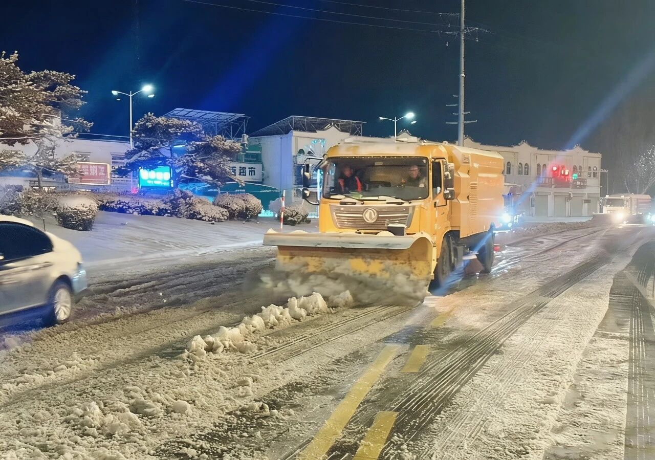 18小时连轴转！乐鱼体育除雪设备硬核出击保通畅