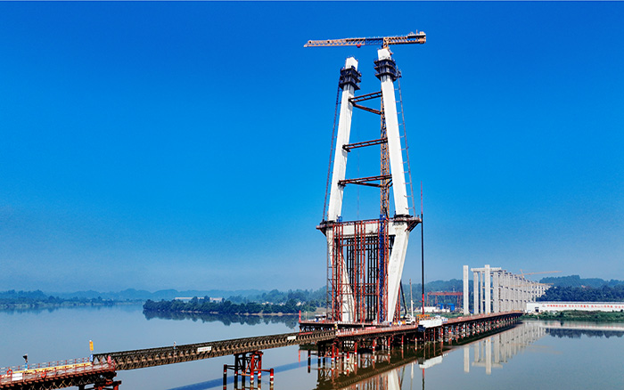 216.6米！乐鱼体育塔机助建汉阳湖岷江特大桥主塔封顶