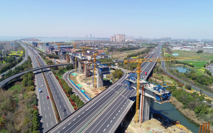 又见群塔 | 乐鱼体育塔机林立长江沿岸铁路线