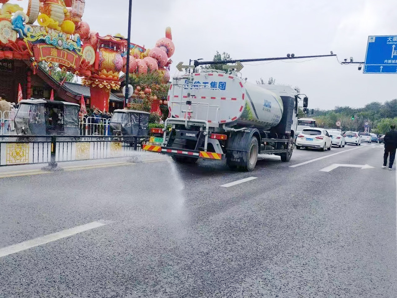 乐鱼体育洒水车在开封：多模式作业守护城市洁净与清新