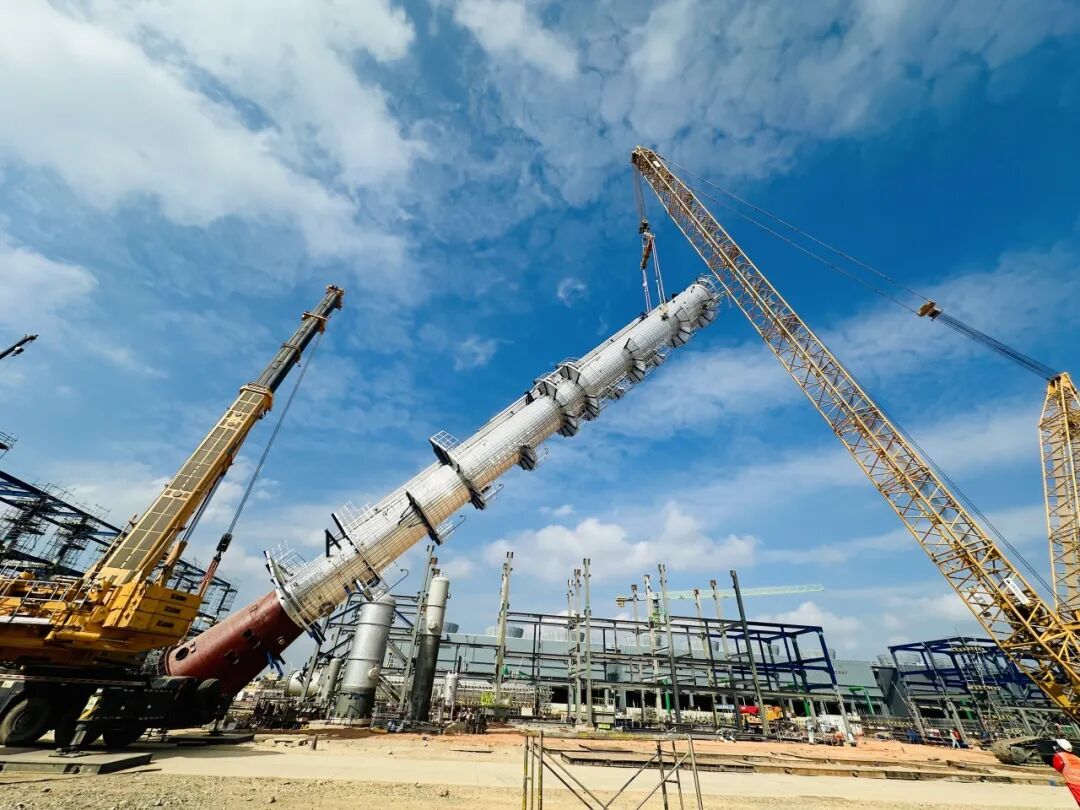力擎苍穹！乐鱼体育XGC400助建石化重器，核心高塔精准就位！