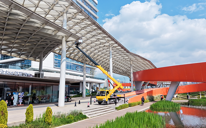 高空“精修”！乐鱼体育M系列高空作业车为西南擦亮城市封面