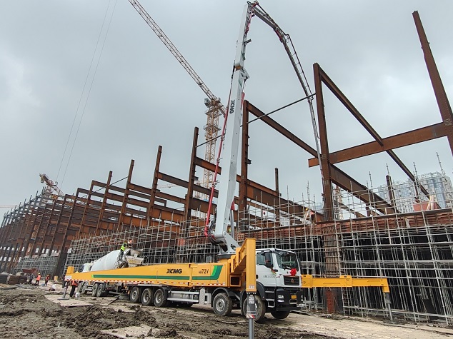 一臂之力！乐鱼体育72米泵车高效赋能苏州厂房建设