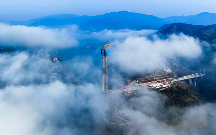 乐鱼体育双塔助建新洲特大桥，擎起秦巴“天空之门”