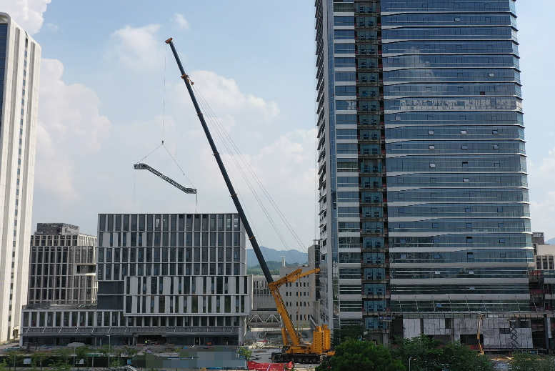 乐鱼体育XCA1000G9-1以“智”破局，赋能城市复杂空间高效吊装