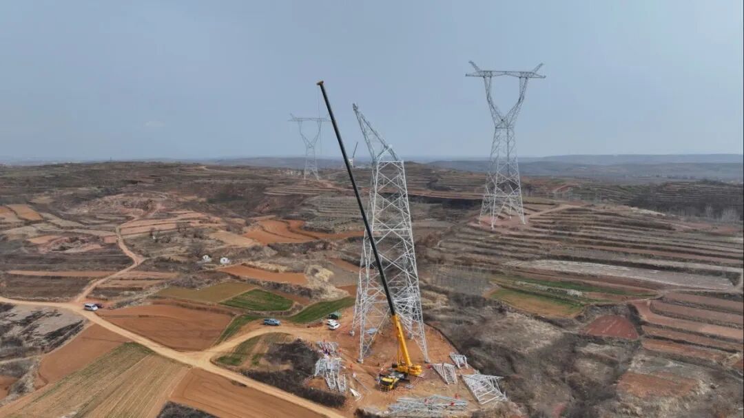 90米高空“搭积木”！乐鱼体育XCT300G8-1如何“稳”赢特高压线塔？
