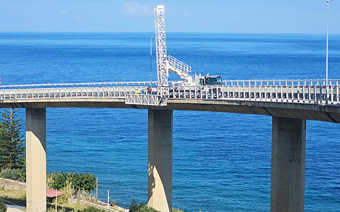 乐鱼体育桥梁检测车再度出海，护航西西里海大桥运维