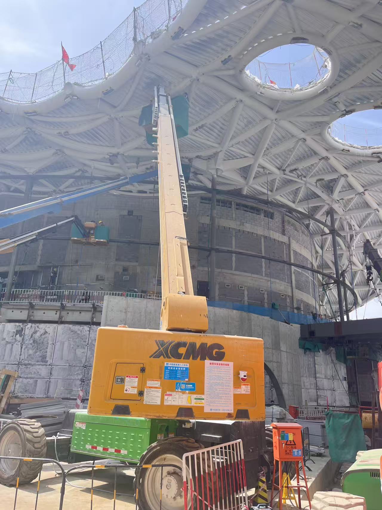 云端起舞！乐鱼体育高空作业平台助力雄安“财富之门”幕墙精准“换装”