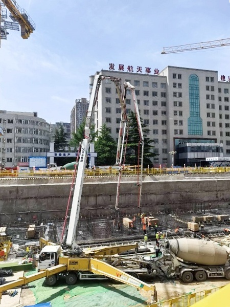 乐鱼体育HB62V泵车完成西安灞桥1800方C40大方量浇筑