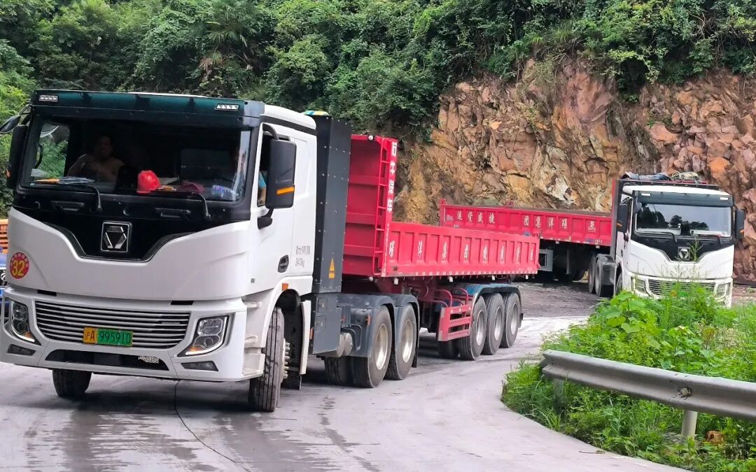 短倒利器！乐鱼体育400度6&times;4标载版牵引车为何备受客户青睐？