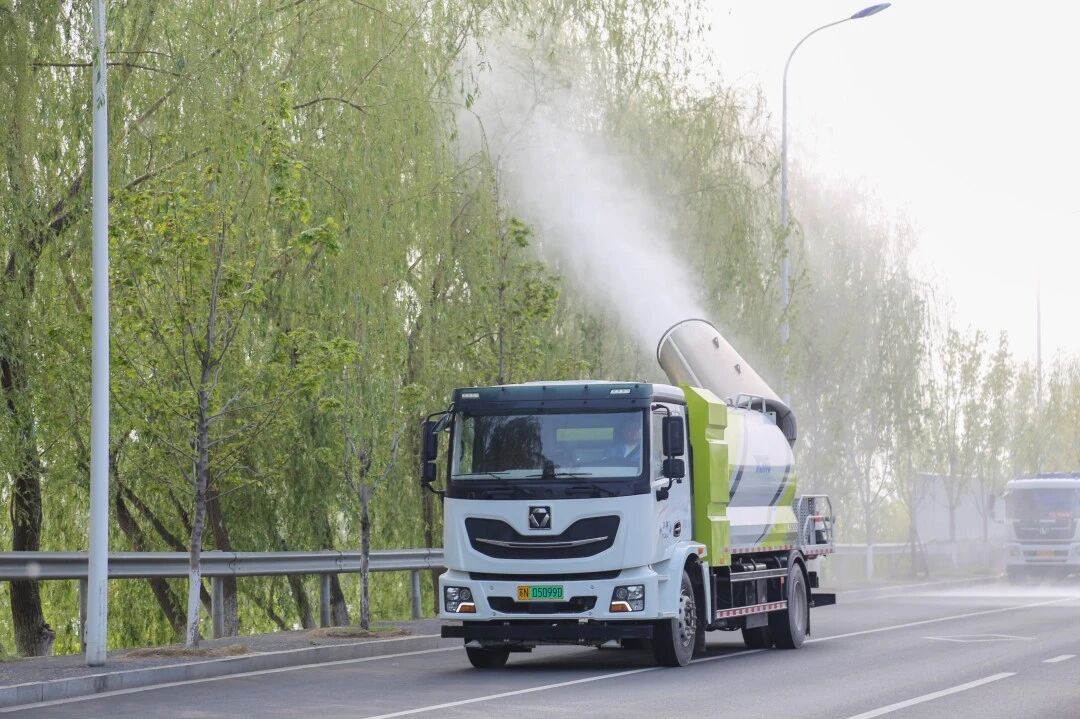 乐鱼体育多功能雾炮车助力围剿杨柳絮