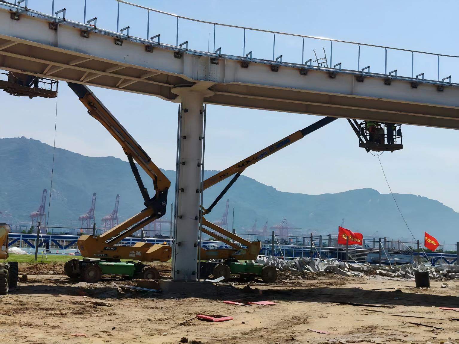 盐雾里搭起 “空中环线”！乐鱼体育高空作业平台奋战连岛景区建设