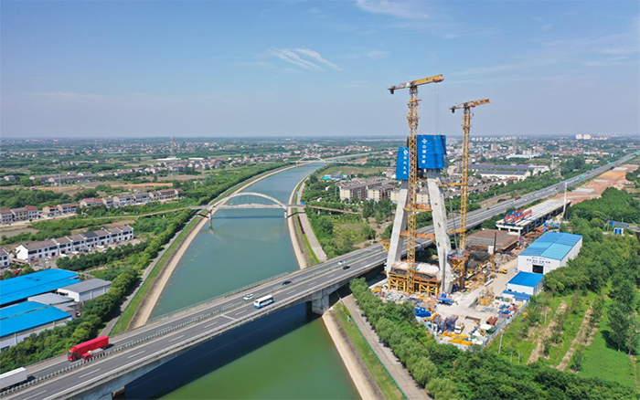 智赋荆江：乐鱼体育双塔机助力汉宜高速改扩建关键突破