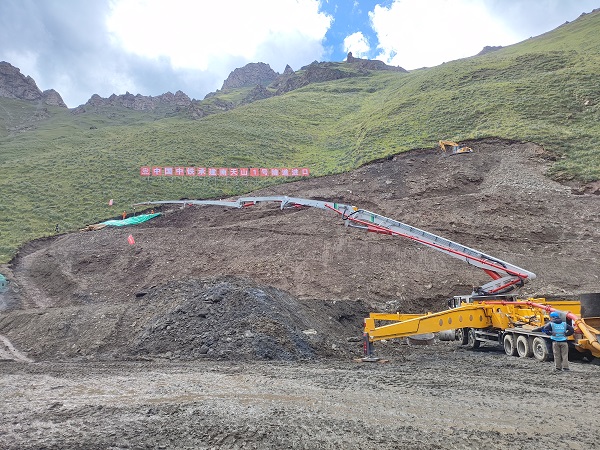 独库公路“云端浇筑”！乐鱼体育泵车在世界屋脊写下中国精度