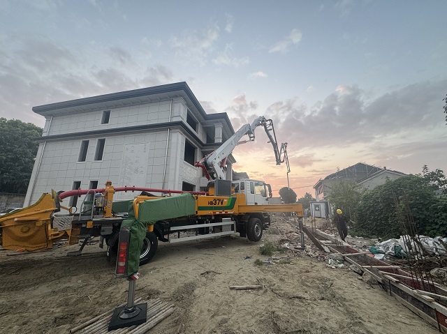 乡村振兴！乐鱼体育HB37V泵车助力泰州高港新农村自建房建设